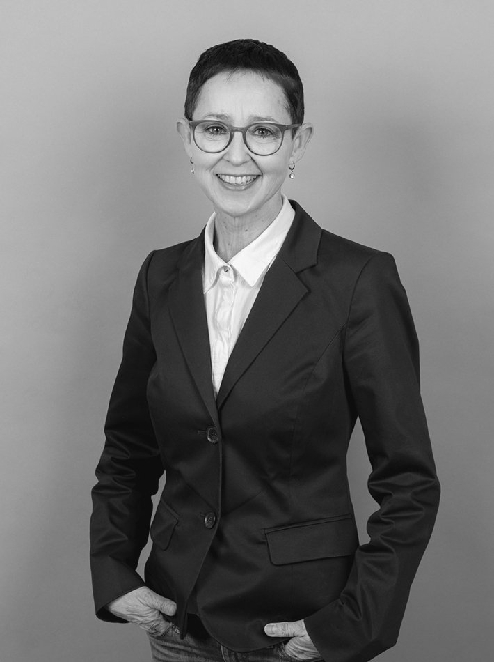 Frau mit kurzen braunen Haaren und Brille