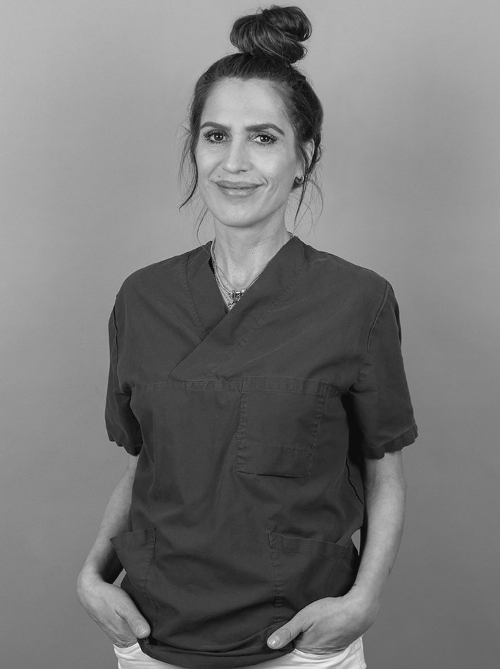 Frau mit Dutt und blauen Arbeitsklamotten