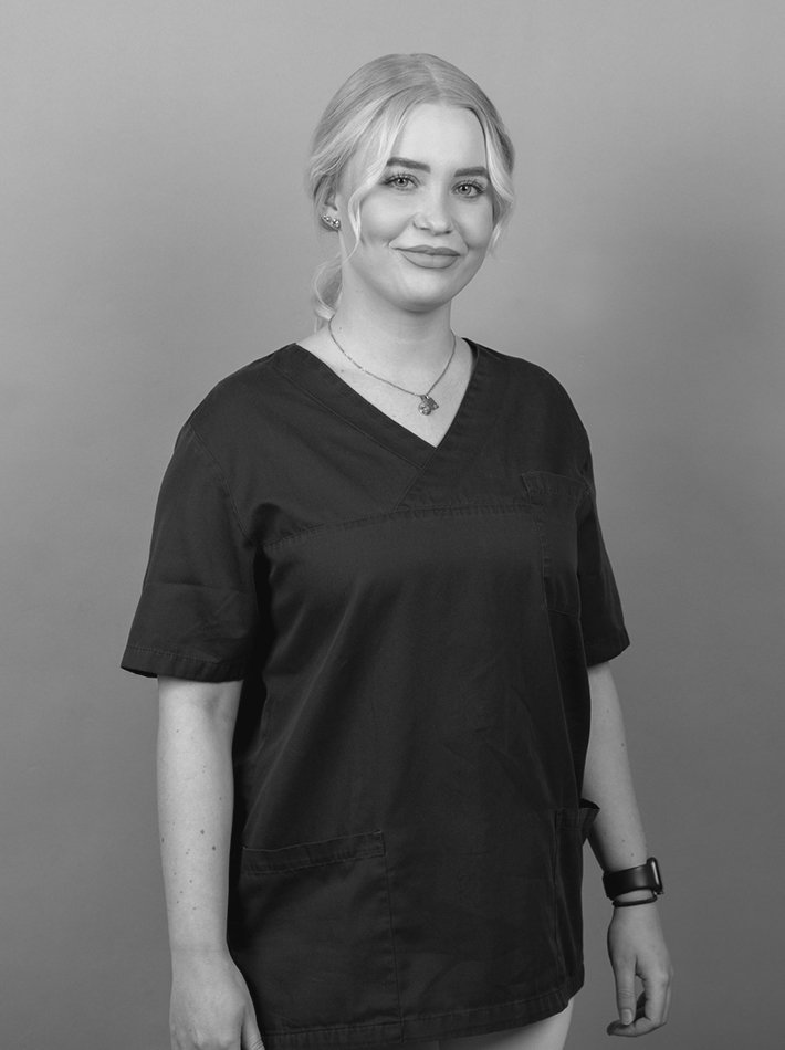 Frau mit blonden Haaren und blauen Arbeitsklamotten